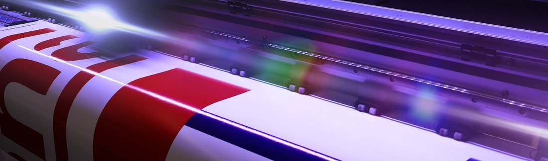 Freigeschnittener Aufkleber wird am Plotter produziert